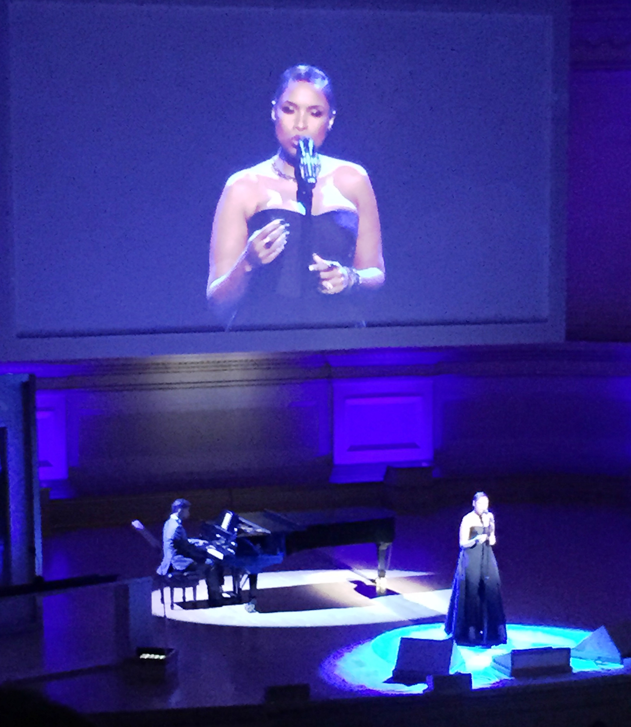Jennifer Hudson singing at Glamour event.JPG